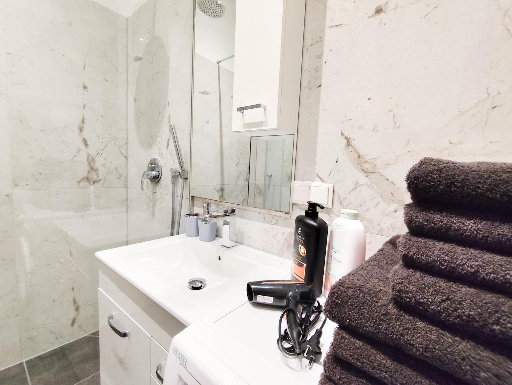 Cozy 2 In Location With Free Parking Apartament *